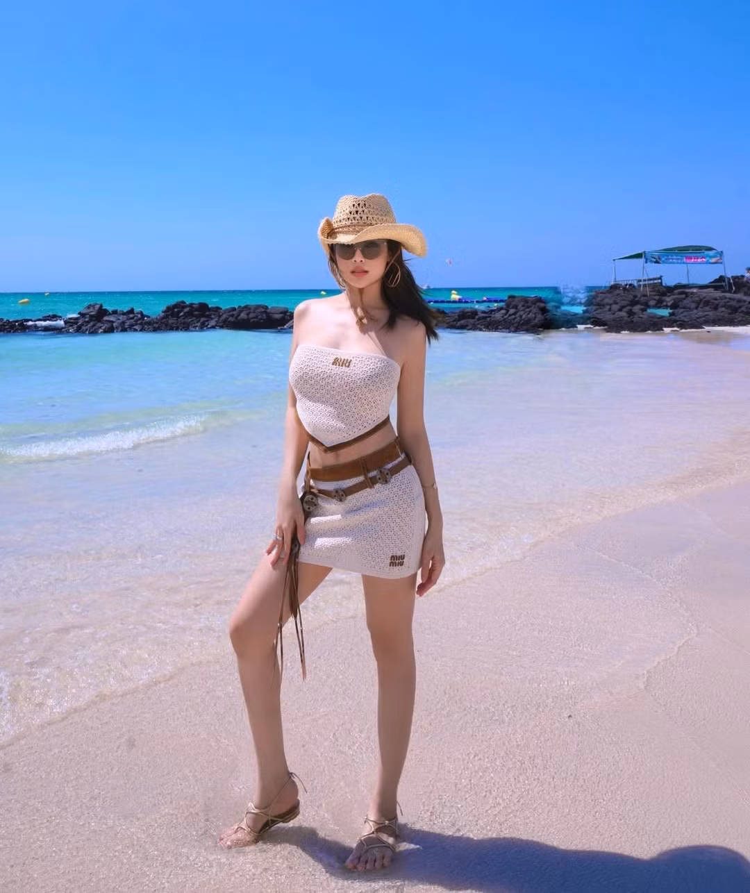 Sau khi kết hôn năm 2013 với doanh nhân Quang Huy – người sở hữu chuỗi khách sạn A&amp;EM sang trọng tại TP.HCM – Huyền Baby tạm rút lui khỏi showbiz để chăm sóc gia đình.