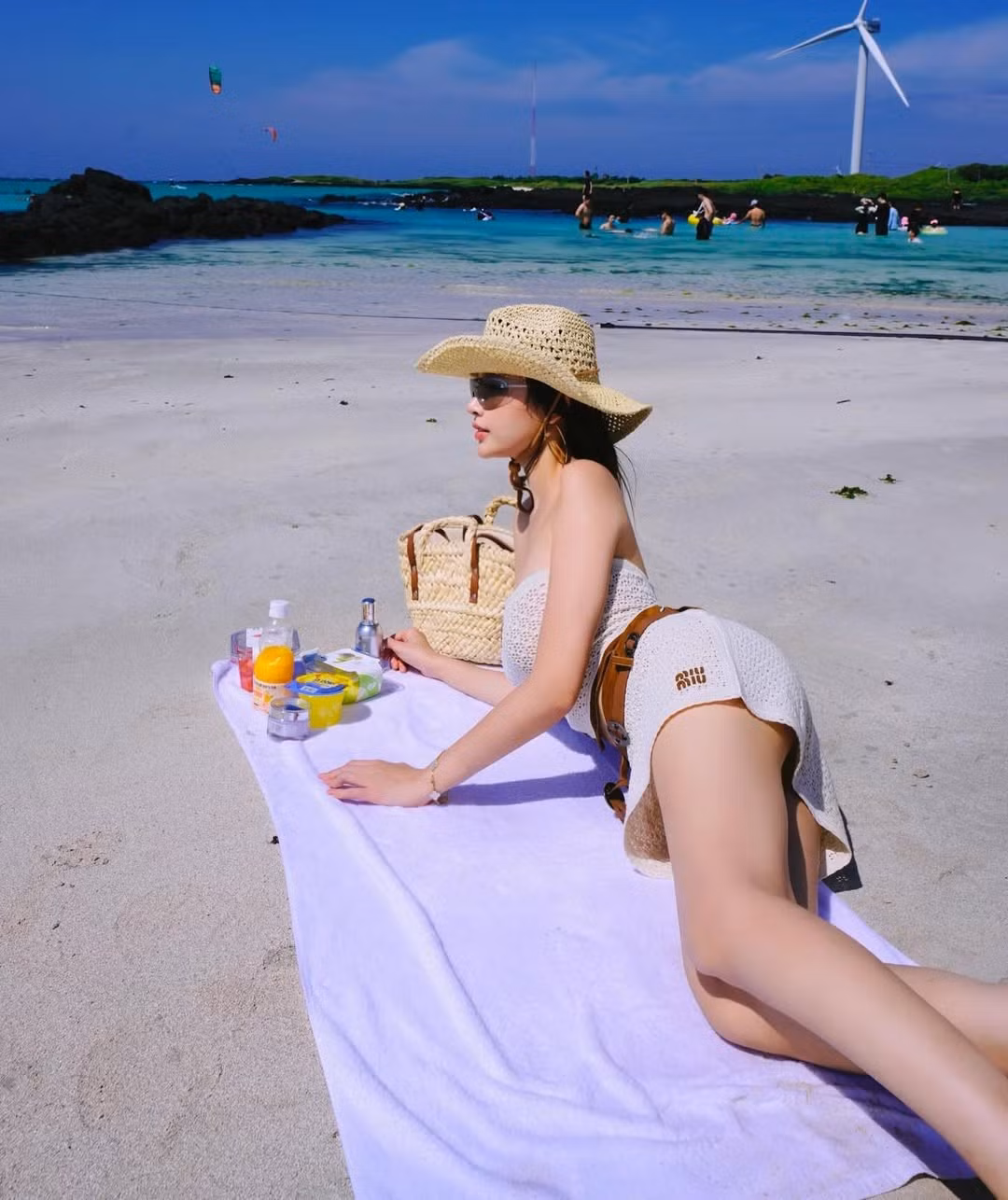 Trong bộ ảnh được thực hiện tại một bãi biển trong xanh, Huyền Baby lựa chọn trang phục tông trắng – be nhẹ nhàng, khoe khéo làn da mịn màng cùng vóc dáng thon gọn, cân đối.