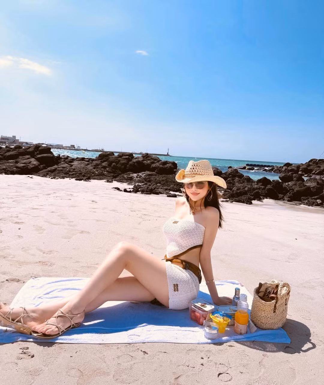 Dưới ánh nắng rực rỡ, gương mặt của Huyền Baby nổi bật với đường nét thanh tú, sống mũi cao, đôi môi đầy đặn và làn da căng bóng.