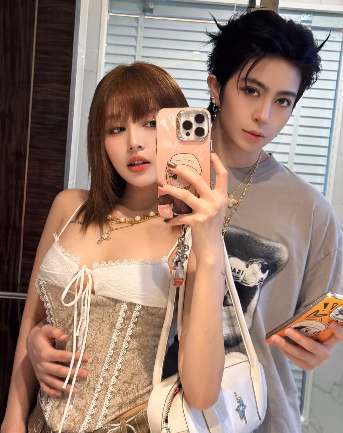 Không chỉ chuyện về quê dịp Tết mà ngay cả vấn đề làm đẹp cho bản thân, khi netizen hỏi về việc niềng răng, Xoài Non cũng ngay lập tức quay qua hỏi ý của Gil Lê.