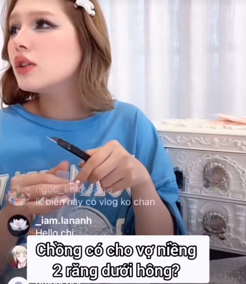 Gil Lê không đưa ra câu trả lời trực tiếp vào vấn đề mà hỏi ngược lại: “Gần Tết là khi nào?”, ngoài ra nữ ca sĩ cũng có những lời cảm thán như: “Chưa gì đã hỏi Tết rồi?”.