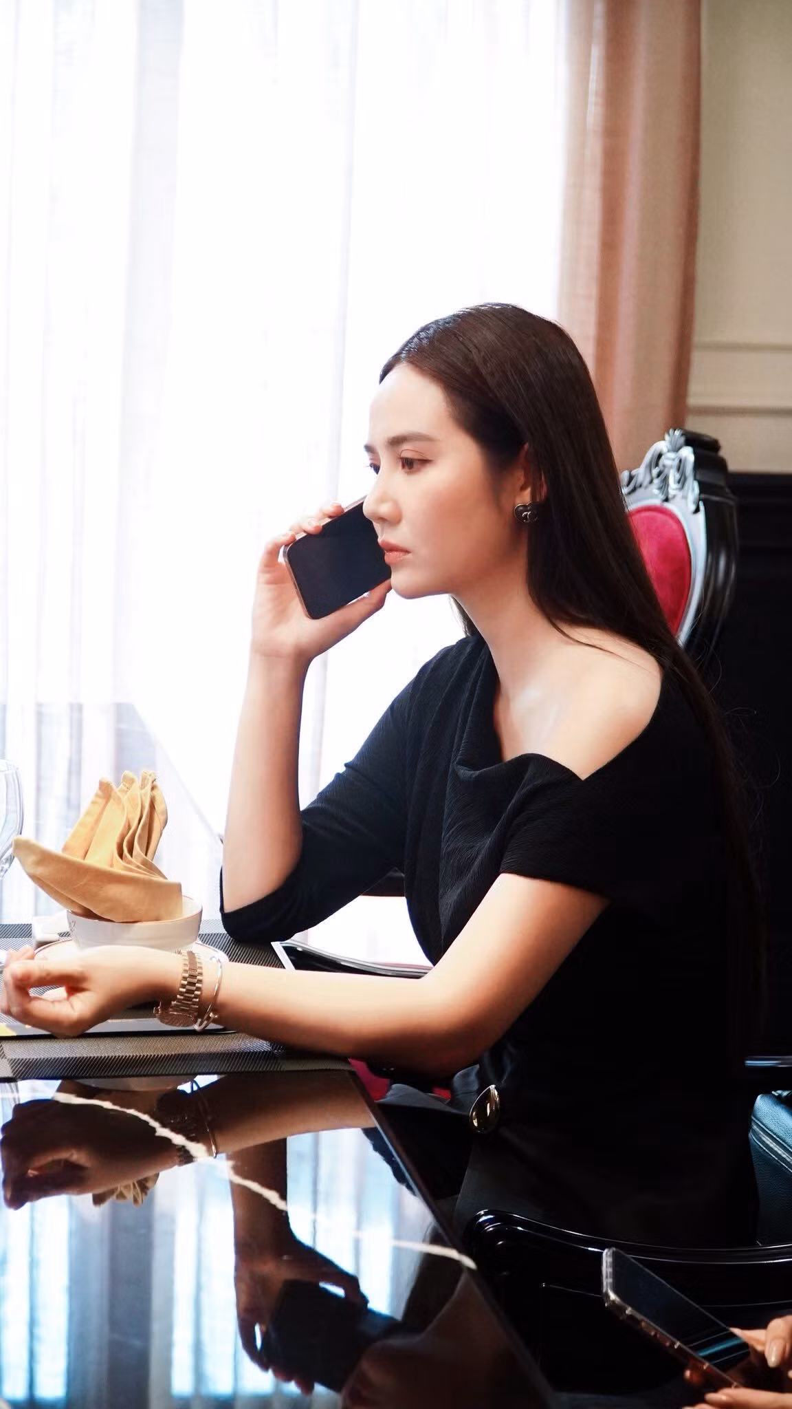 Trong phim, người đẹp hóa thân thành một “nữ tổng tài” hiện đại, sang trọng, tự tin và đầy bản lĩnh. Mỗi outfit đều được chọn lựa kỹ lưỡng, vừa tinh giản vừa tôn dáng, giúp Huyền Lizzie thể hiện trọn vẹn khí chất của người phụ nữ thành đạt và độc lập.