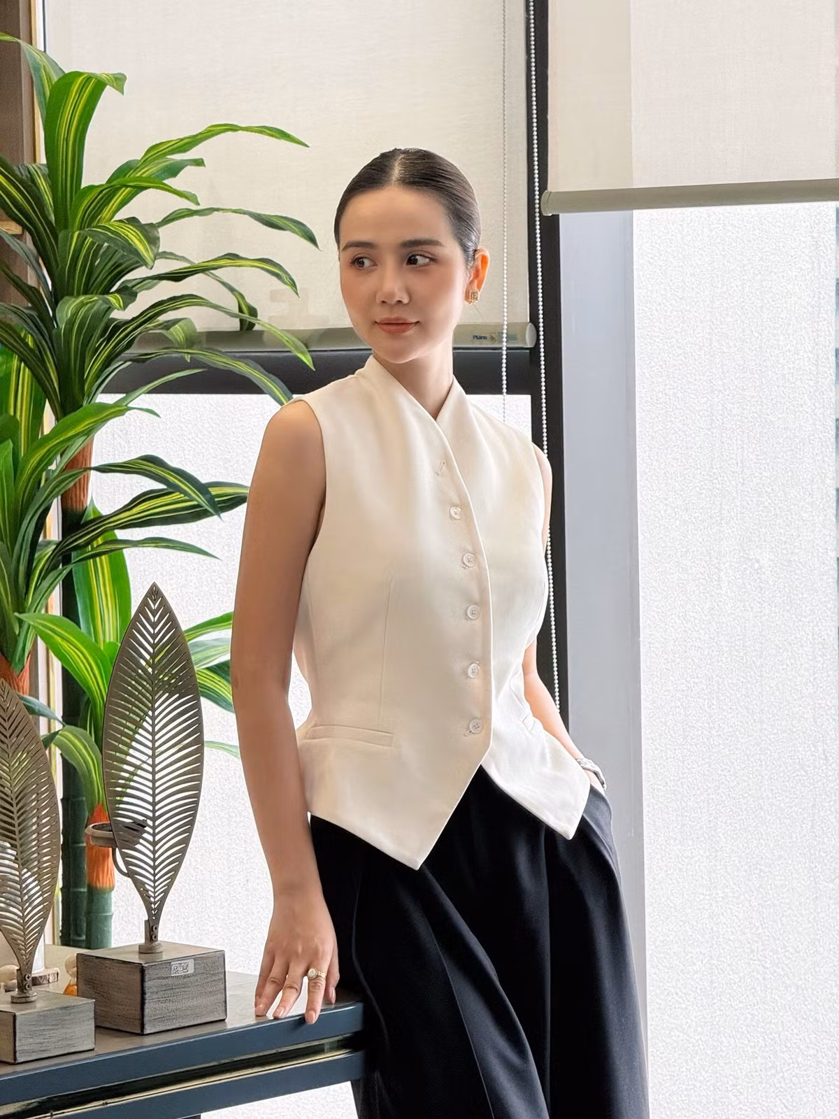 Không cần những trang phục cầu kỳ hay màu sắc rực rỡ, Huyền Lizzie vẫn toát lên vẻ sang trọng nhờ cách kết hợp trang phục khéo léo và phù hợp với vóc dáng.