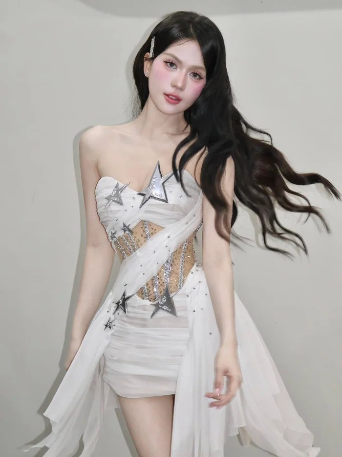 Đồng thời, Ngọc Trinh cũng phủ nhận thông tin từng tiêm má baby như nhiều lời đồn đoán trước đó: “Mọi người hay đồn Trinh đi tiêm má baby nhưng không phải. Trinh chỉ tiêm nhỏ mặt, má Trinh cơ địa là bầu bĩnh rồi”.