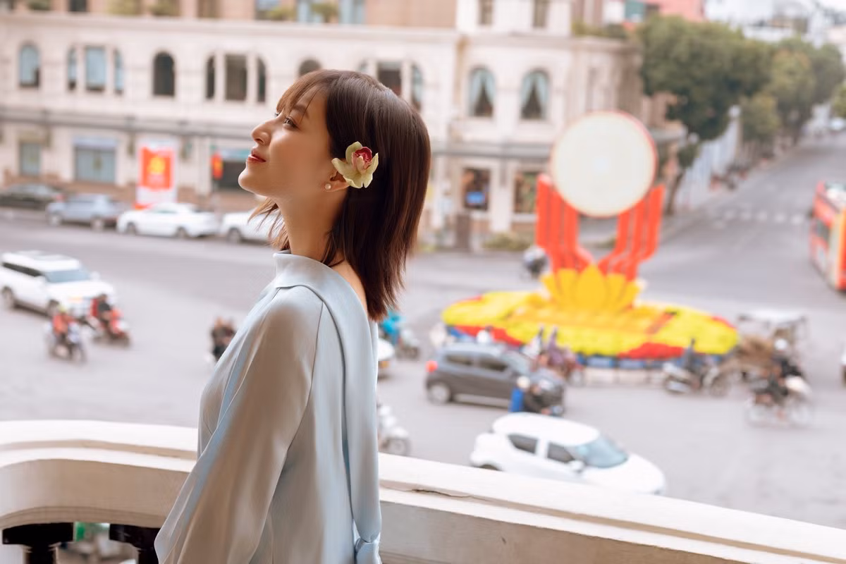 Không chỉ nổi bật ở lĩnh vực nghệ thuật, Thảo Tâm còn gây ấn tượng với học vấn đáng nể. Cô sở hữu điểm IELTS 8.5 ngay lần thi đầu tiên và từng là đại diện Việt Nam tham dự Diễn đàn Lãnh đạo trẻ Thế giới năm 2016. Sau đó, cô tốt nghiệp loại Danh dự tại Đại học Fulbright Việt Nam – một trong những môi trường giáo dục khai phóng hàng đầu trong nước.