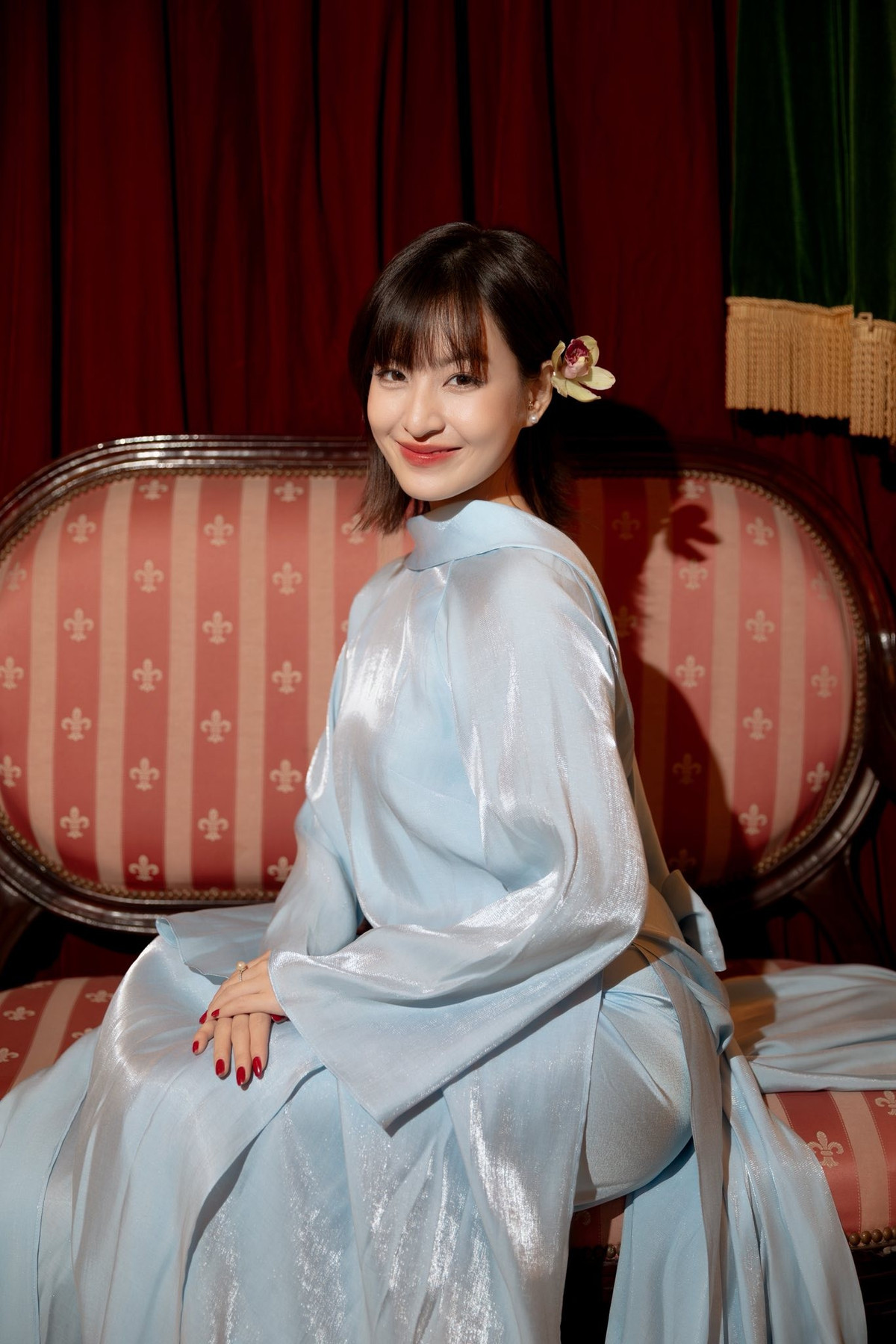 Trang phục gam màu pastel nhạt mang lại cảm giác mềm mại, nữ tính nhưng vẫn hiện đại. Không cần phụ kiện cầu kỳ, chỉ một bông hoa cài tóc nhỏ cũng đủ tạo điểm nhấn tinh tế. Cách xây dựng hình ảnh tối giản này phù hợp với phong cách thanh lịch mà Thảo Tâm theo đuổi trong những năm gần đây.