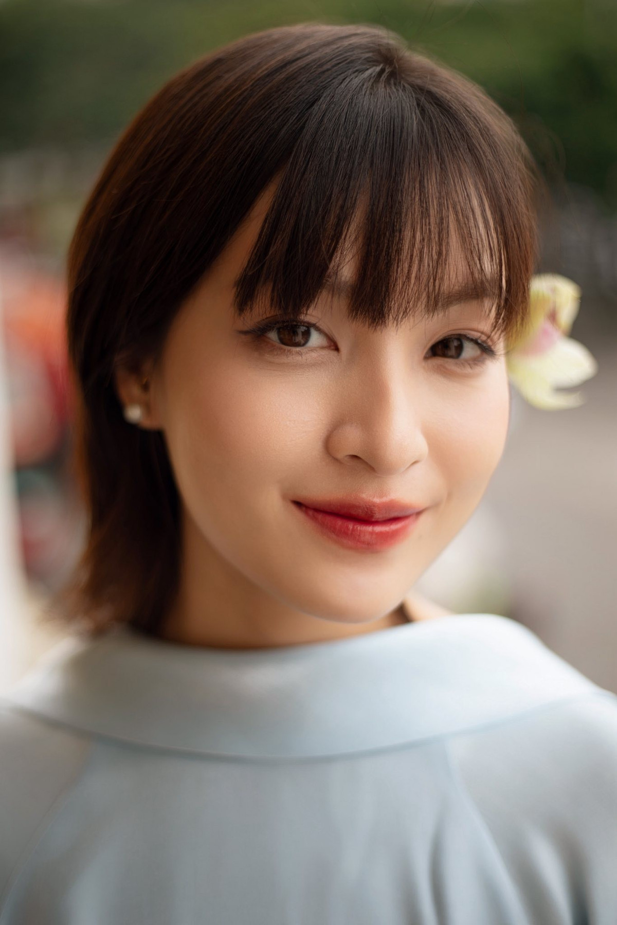 Trong bộ ảnh mới, Thảo Tâm lựa chọn tông trang điểm nhẹ nhàng, tập trung tôn lên làn da mịn màng và đôi môi hồng tự nhiên. Kiểu tóc ngắn ngang vai kết hợp mái thưa giúp gương mặt cô trông trẻ trung, thanh thoát.