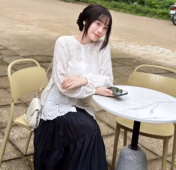 Linh Nguyễn được nhận xét là có ngoại hình ưa nhìn, tính cách nhẹ nhàng và khéo léo trong giao tiếp