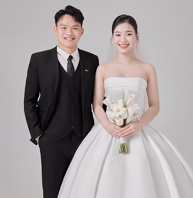 Nguyễn Linh sinh năm 2001, quê ở Nghi Lộc, Nghệ An. Cô tốt nghiệp Khoa Sư phạm Ngữ văn, Đại học Vinh vào năm 2024 và hiện đang công tác tại một trường THCS/THPT trên địa bàn huyện.