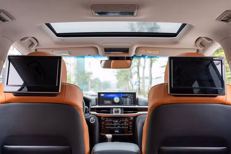 Những trang bị tiện nghi cao cấp gồm có màn hình trung tâm 12,3 inch, hệ thống âm thanh 19 loa Mark Levinson, màn hình HUD, cửa sổ trời, sạc không dây,... Điểm đặc biệt của chiếc LX 570 Super Sport này nằm ở khoang hành khách phía sau. Xe đã được độ lại nội thất bởi thương hiệu MBS Automotive – đơn vị nâng cấp xe sang đến từ Dubai.