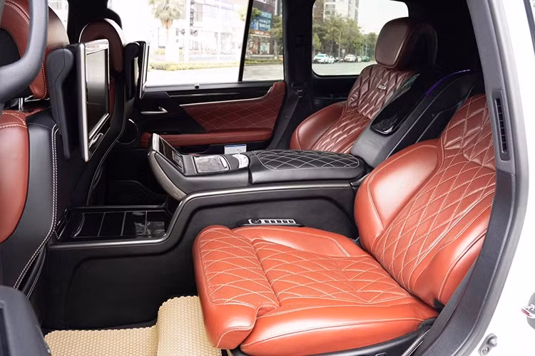 Từ cấu hình 7 chỗ nguyên bản, mẫu SUV đã được cải tạo thành xe 4 chỗ, với hàng ghế sau gồm hai ghế thương gia cỡ lớn. Ghế ngồi có đầy đủ các tính năng cao cấp như chỉnh điện nhớ vị trí, làm mát, massage, cùng các tiện ích như hộc làm mát, hộc để đồ có khóa riêng.