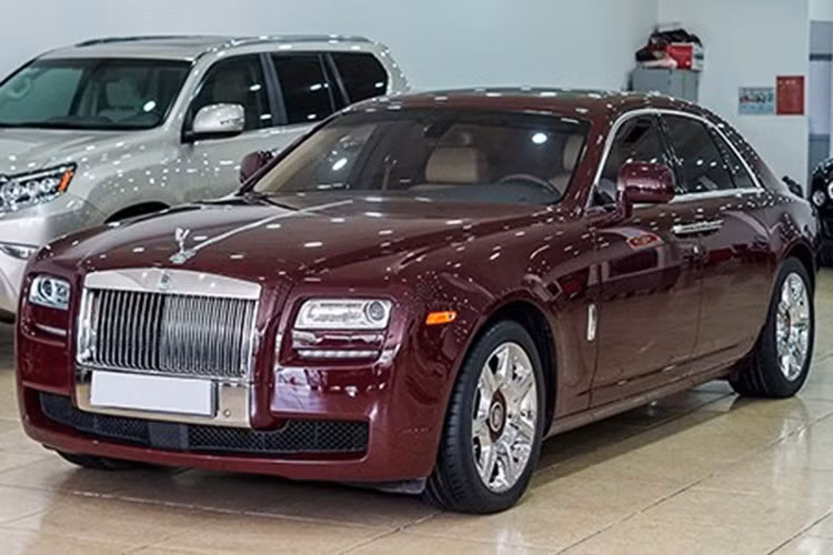 Kết hợp cùng hộp số tự động ZF 8 cấp, xe siêu sang Rolls-Royce Ghost Series I mất khoảng 5 giây để tăng tốc từ vị trí xuất phát lên 100 km/h trước khi đạt vận tốc tối đa 250 km/h.