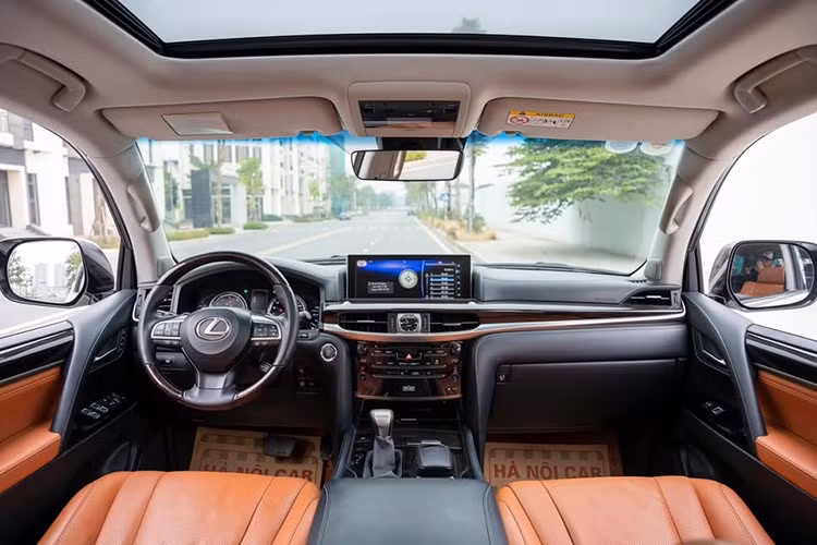 Bên trong khoang nội thất là nơi Lexus LX 570 Super Sport 2019 thể hiện rõ đẳng cấp dành cho nhóm khách hàng thượng lưu. Xe sử dụng các chi tiết ốp gỗ Shimamoku. Vô-lăng ba chấu bọc da, tích hợp các nút điều khiển chức năng, đi kèm bảng đồng hồ analog truyền thống.