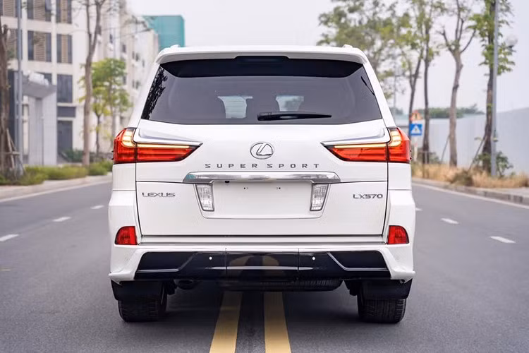 Xe sử dụng hộp số tự động 8 cấp kết hợp hệ dẫn động bốn bánh toàn thời gian (AWD), hỗ trợ nhiều chế độ địa hình giúp chiếc SUV phát huy tối đa hiệu năng trong nhiều điều kiện vận hành khác nhau, từ đô thị đến địa hình phức tạp.