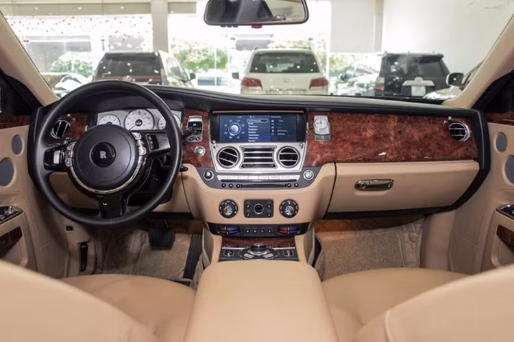 Mẫu xe siêu sang Rolls-Royce Ghost Series I có màu đồng cánh gián nhìn rất lạ mắt nhưng vẫn sẽ sử dụng động cơ V12, tăng áp kép, dung tích 6,6 lít, như hàng chục xe khác, trái tim này sản sinh công suất tối đa 562 mã lực và mô-men xoắn cực đại 780 Nm.