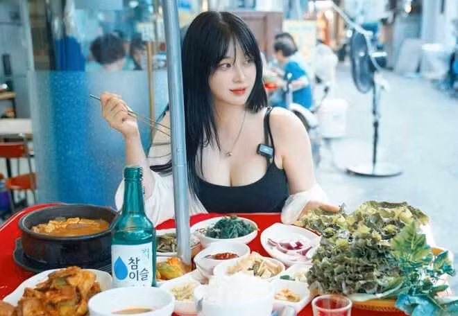 Sau làn sóng chỉ trích năm nào, Kim Woo Hyeon không để những lời tiêu cực ảnh hưởng đến mình.