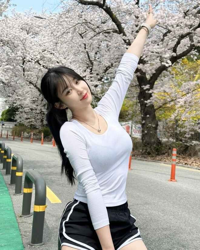 Kim vẫn tiếp tục làm người mẫu, phát hành nhiều sách ảnh tập hợp những khoảnh khắc gợi cảm. Kim vẫn đều đặt xuất hiện trên các trang bìa tạp chí.