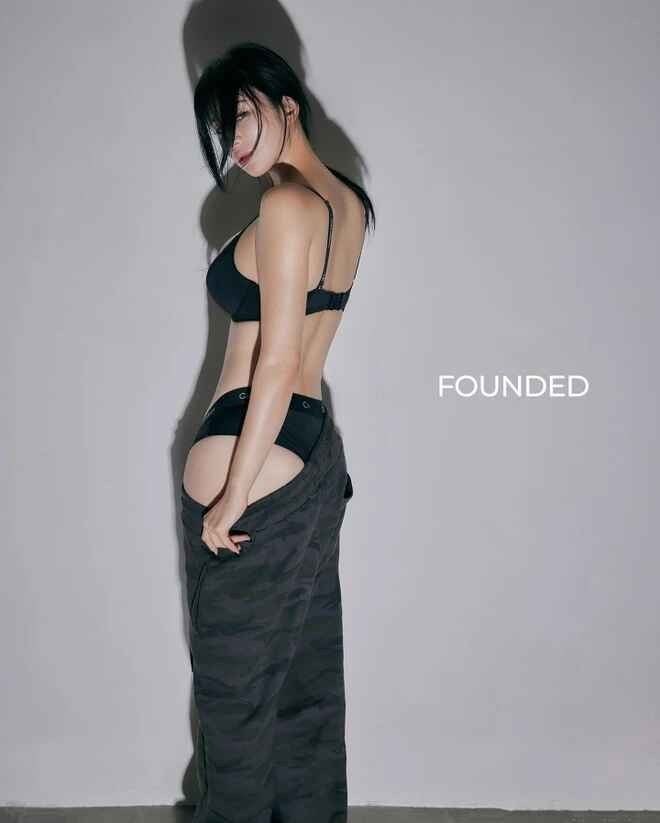 Trong một lần livestream, Kim tiết lộ cô từng nhận nhiều bình luận ác ý, chê bai cô "béo" và "xấu" nếu không chịu giảm cân.