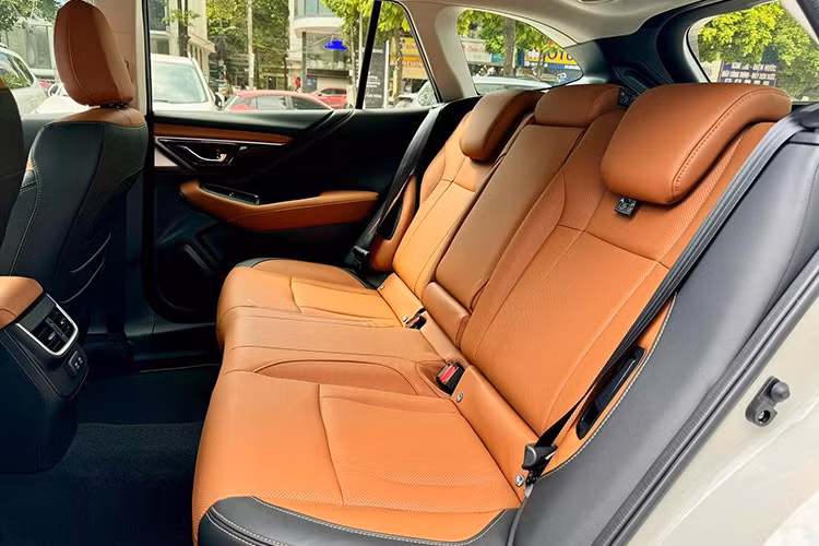 Về vận hành, Outback dùng động cơ 2.5L, cung cấp công suất 166 mã lực và mô-men xoắn 252 Nm, kết hợp hộp số CVT và hệ dẫn động bốn bánh toàn thời gian.