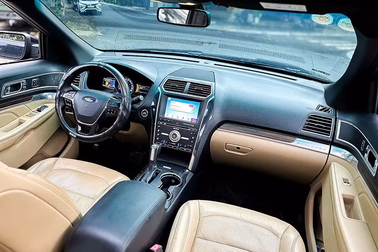 Không gian nội thất tuy đã lỗi thời so với các mẫu SUV đời mới nhưng vẫn khá tiện nghi với ghế bọc da, điều hòa tự động 2 vùng, ghế trước chỉnh điện kèm massage, sưởi và làm mát. Xe có vô-lăng chỉnh điện, hệ thống âm thanh Sony 12 loa và cửa sổ trời toàn cảnh.