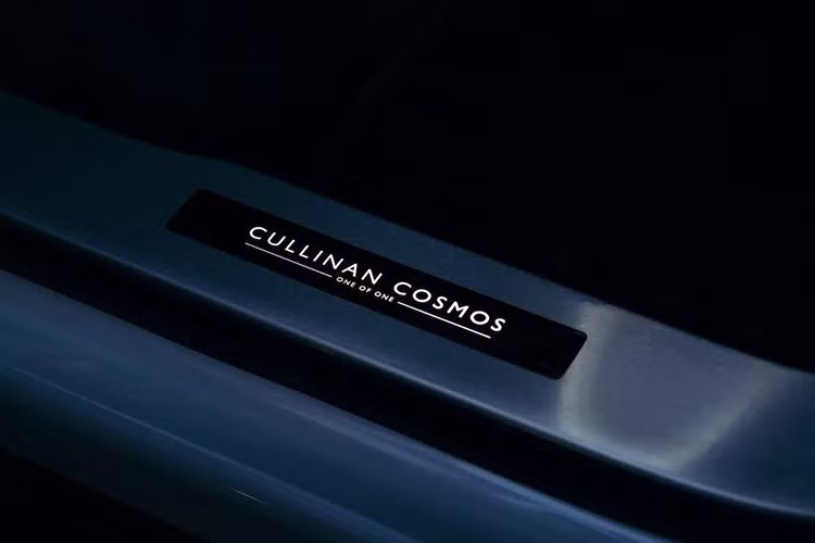 Chiếc Rolls-Royce Cullinan Cosmos độc đáo sở hữu lớp sơn ngoại thất màu ngọc trai Arabescato, được cho là lấy cảm hứng từ "ánh trăng dịu dàng trên bầu trời đêm". Chiếc SUV này cũng có đường coachline đôi được vẽ tay màu xanh Charles và biểu tượng Spirit of Ecstasy phát sáng.