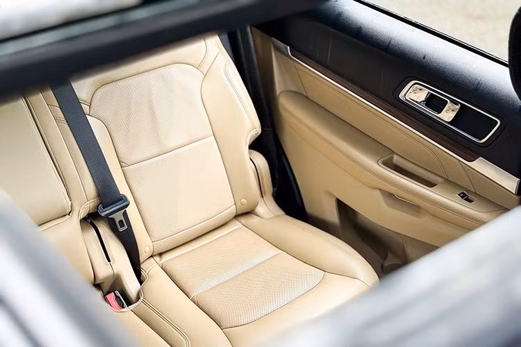 Explorer 2016 được trang bị động cơ xăng tăng áp 2.3L EcoBoost, sản sinh công suất 273 mã lực, mô-men xoắn cực đại 420 Nm kết hợp hộp số tự động 6 cấp và hệ dẫn động 4 bánh toàn thời gian. Khả năng vận hành mạnh mẽ nhưng mức tiêu hao nhiên liệu cao là nhược điểm khiến nhiều người cân nhắc.