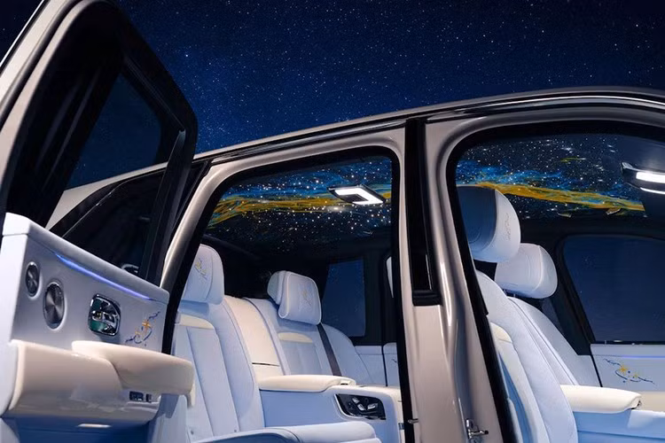 Chiếc SUV hạng sang này vẫn giữ nguyên động cơ V12 tăng áp kép, dung tích 6,75 lít, sản sinh công suất lên đến 592 mã lực và mô-men xoắn cực đại 664 lb-ft (900 Nm) dưới nắp ca-pô, tương tự Cullinan Black Badge.