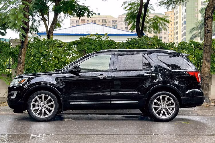 Về thiết kế, chiếc Ford Explorer 2016 trong bài viết này sau khi đã lăn bánh khoảng trên 100.000km (theo người mua công bố) vẫn giữ được dáng vẻ nam tính, hầm hố với cụm đèn chiếu sáng LED tích hợp tính năng bật/tắt tự động, hỗ trợ chỉnh pha/cos theo điều kiện giao thông.