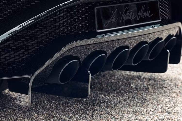 So với Bugatti Chiron tiêu chuẩn, La Voiture Noire sở hữu phần thân vỏ vô cùng ấn tượng. Đúng như tên gọi, Bugatti La Voiture Noire được trang bị những tấm thân vỏ bằng sợi carbon chế tạo thủ công cùng ngoại thất màu đen bóng bẩy.