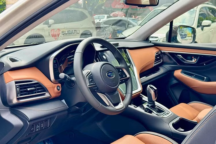 Thực tế, Outback gần như không có đối thủ trực diện. Xét về kích cỡ, xe tương đương Hyundai Santa Fe - mẫu SUV cỡ D. Tuy nhiên, mức giá sau ưu đãi của Outback lại tiến gần đến Hyundai Palisade (1,469 - 1,589 tỷ đồng). Đáng chú ý, khi cộng thêm ưu đãi mà các đại lý dành cho Palisade, mẫu SUV cỡ lớn này thậm chí còn rẻ hơn Outback.