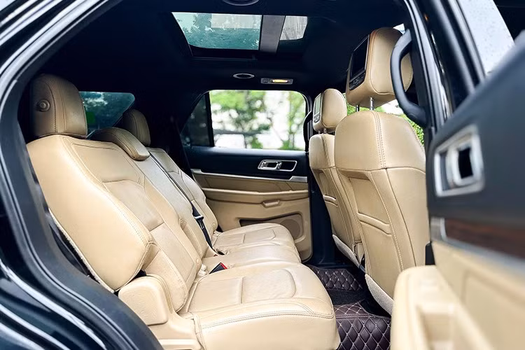 Một điểm nhấn nữa trên bản Ford Explorer 2016 là trang bị đến 2 cửa sổ trời toàn cảnh. Màn hình cảm ứng 8 inch tích hợp thêm hệ thống kết nối MyFord Touch cùng nhiều tính năng an toàn. Hàng ghế thứ 2 của xe cũng tích hợp màn hình giải trí...