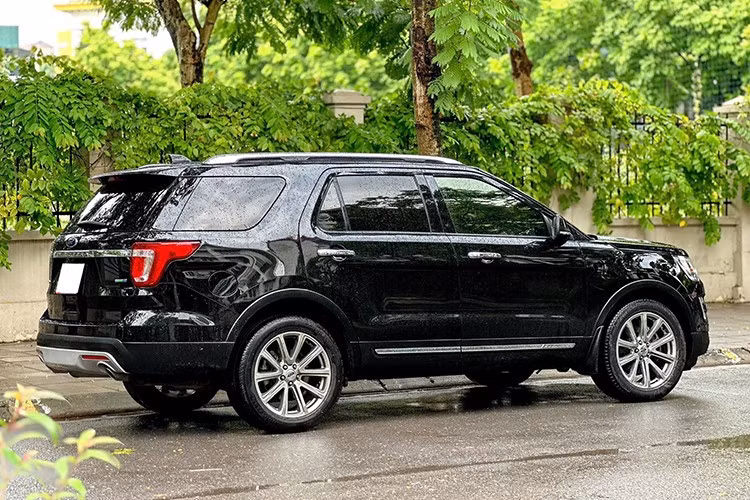 Xe sở hữu kích thước tổng thể bao gồm chiều dài 5.010 mm, rộng 2.000 mm và cao 1.790 mm. Chiều dài cơ sở đạt mức 2.860 mm. Bộ la-zăng hợp kim đa chấu có đường kính 20 inch được sơn 2 tông màu khác biệt. Chiếc xe đang được rao bán trên sàn xe cũ trong bài viết này thuộc bản Limited.