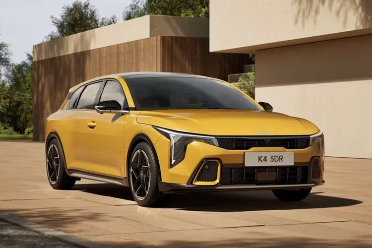 Động cơ 1.6 T-GDI của xe cho công suất 150 hoặc 180 mã lực kết hợp hộp số ly hợp kép 7 cấp. Đặc biệt, phiên bản hybrid hoàn toàn dự kiến sẽ được bổ sung vào năm 2026, thể hiện cam kết dài hạn của Kia với chiến lược xe điện hóa.