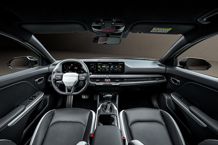 Bên trong, K4 sở hữu một trong những cụm màn hình số hóa hiện đại nhất phân khúc với giao diện toàn cảnh, bao gồm cụm đồng hồ 12,3 inch, màn hình điều khiển điều hòa 5,3 inch và màn hình giải trí trung tâm 12,3 inch vận hành hệ thống Connected Car Navigation Cockpit (ccNC). Các công nghệ tiêu chuẩn như Apple CarPlay và Android Auto không dây, sạc không dây, cùng hệ thống âm thanh cao cấp Harman Kardon®...