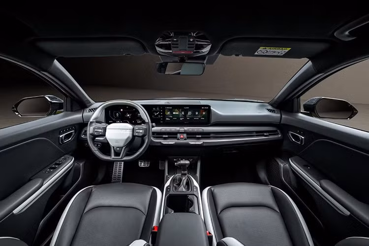 Bên trong, K4 sở hữu một trong những cụm màn hình số hóa hiện đại nhất phân khúc với giao diện toàn cảnh, bao gồm cụm đồng hồ 12,3 inch, màn hình điều khiển điều hòa 5,3 inch và màn hình giải trí trung tâm 12,3 inch vận hành hệ thống Connected Car Navigation Cockpit (ccNC). Các công nghệ tiêu chuẩn như Apple CarPlay và Android Auto không dây, sạc không dây, cùng hệ thống âm thanh cao cấp Harman Kardon®...