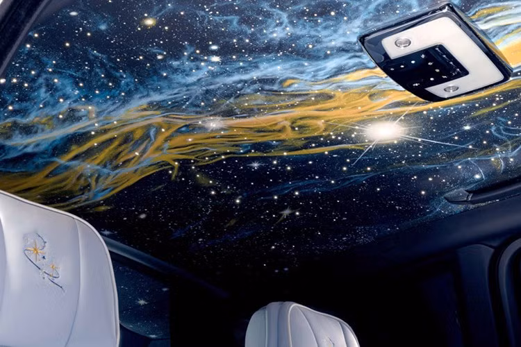 Không có thông tin về chi phí, nhưng như bạn có thể tưởng tượng, nó chắc chắn đã ngốn của gia đình một khoản tiền kha khá. Xét cho cùng, Rolls-Royce Cullinan Series II, hay còn gọi là phiên bản nâng cấp, có giá khởi điểm hơn 400.000 USD, đó là chưa tính đến bất kỳ tùy chọn nào, chưa kể đến trần xe hình sao đặc biệt và những điểm nhấn độc đáo khác mà Cullinan Cosmos sở hữu.