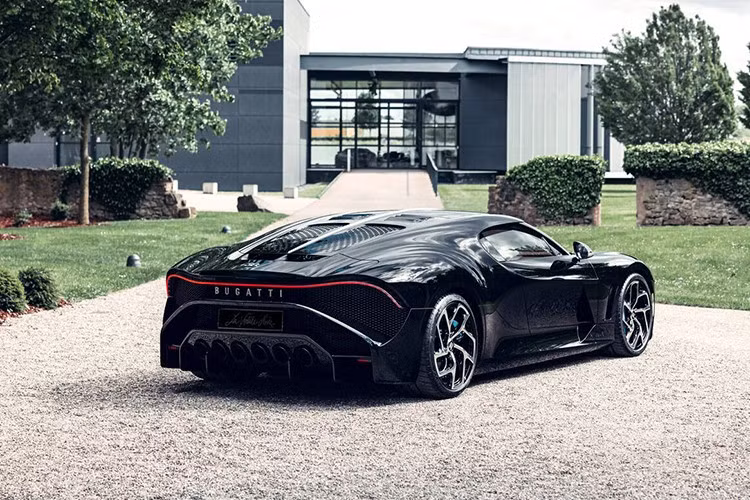 Đằng sau Bugatti La Voiture Noire xuất hiện cụm đèn hậu thanh mảnh và nối liền sang hai bên. Cụm đèn hậu nằm bên trên chi tiết như lưới tản nhiệt theo phong cách của siêu xe huyền thoại McLaren F1. Ở giữa chi tiết giống lưới tản nhiệt này còn có dòng chữ "Bugatti" phát sáng màu trắng. Dưới nữa là hệ thống 6 ống xả dành riêng cho Bugatti La Voiture Noire.