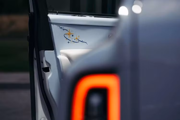 Sau khi hoàn thành việc sơn, các lỗ đục sợi quang được lắp đặt thủ công, tạo nên trần xe ánh sao ngoạn mục, được bổ sung bởi họa tiết cụm sao độc đáo trên tấm ốp cửa và tựa đầu dưới dạng thêu theo yêu cầu và trên bảng điều khiển phía trước hành khách dưới dạng tác phẩm nghệ thuật vẽ tay.