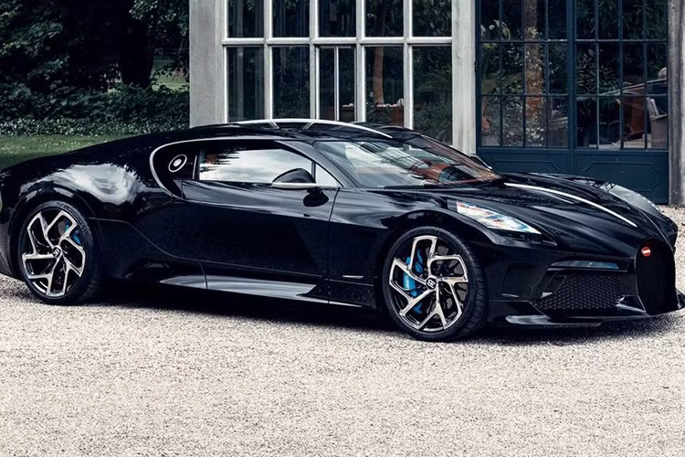 Đáng tiếc là động cơ của Bugatti La Voiture Noire lại được bê nguyên từ Chiron sang. Xe dùng động cơ W16, dung tích 8.0 lít đi kèm 4 bộ tăng áp, tạo ra công suất tối đa 1.479 mã lực và mô-men xoắn cực đại 1.600 Nm. Động cơ kết hợp với hộp số tự động ly hợp kép 7 cấp và hệ dẫn động 4 bánh toàn thời gian. Bugatti chưa công bố thông số vận hành của chiếc xe đắt nhất thế giới này.