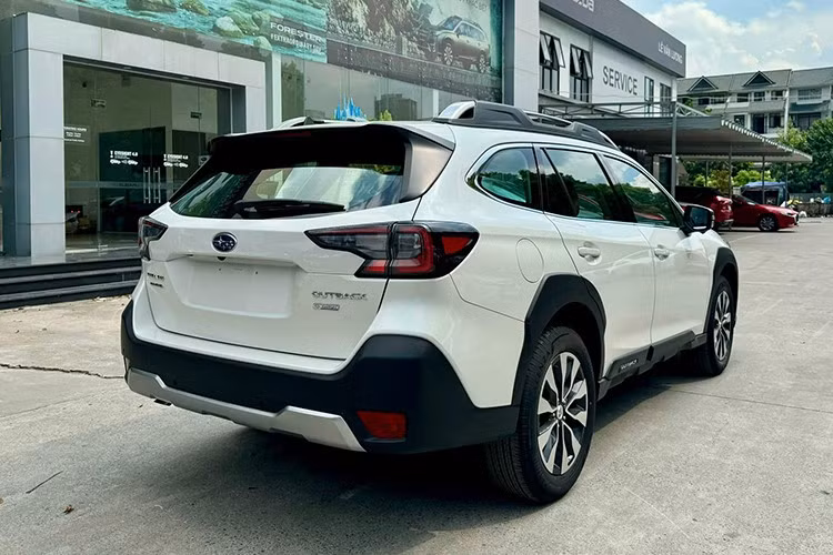 Subaru Outback vốn không có đối thủ cạnh tranh trực tiếp tại Việt Nam. Nếu so sánh theo giá niêm yết, mẫu SUV này nằm sát phân khúc xe sang, khiến nhiều khách hàng cân nhắc khi lựa chọn. Tuy nhiên, nhờ những đợt giảm giá mạnh tay, Outback đã trở nên dễ tiếp cận hơn, thu hút nhóm khách hàng tìm kiếm SUV 5 chỗ rộng rãi, an toàn và nhiều công nghệ.
