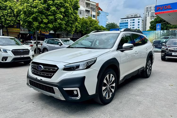 Khảo sát tại một đại lý ở Hà Nội, Subaru Outback 2.5i-T EyeSight sản xuất năm 2023 đang được chào bán với giá chỉ 1,549 tỷ đồng, thấp hơn tới 550 triệu đồng so với giá niêm yết 2,099 tỷ đồng. Đây là mức giảm sâu nhất từ trước đến nay của mẫu xe này tại Việt Nam.