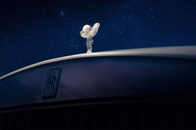 Theo thương hiệu xe sang Anh Quốc, chỉ riêng chi tiết trần sao đã mất hơn 160 giờ để tái hiện khung cảnh Dải Ngân Hà đầy mê hoặc trên trần xe SUV. Nghệ sĩ đã tạo nên khung cảnh tuyệt đẹp này bằng tay, sử dụng hơn 20 lớp sơn acrylic liên tiếp với nhiều loại cọ khác nhau, bao gồm cả cọ trang điểm để tạo hiệu ứng sương mù.