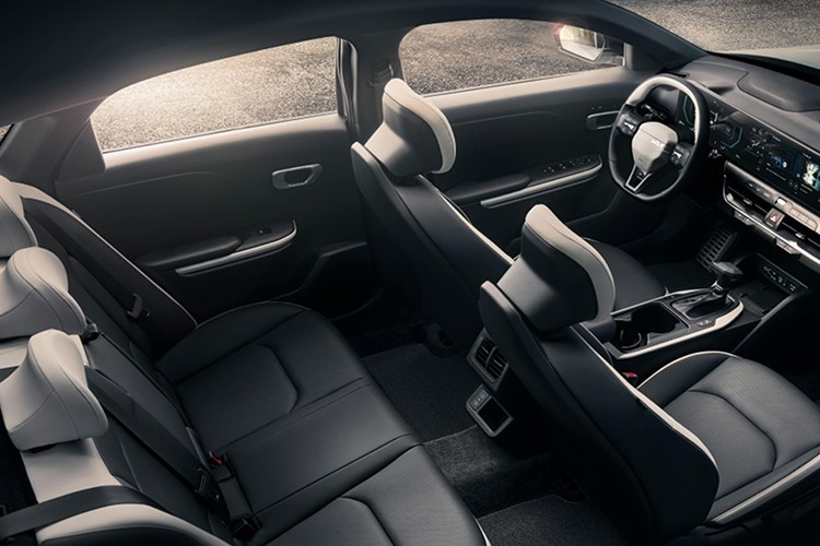 Nội thất của xe còn sử dụng chất liệu da sinh học, ghế trước có sưởi và làm mát, cùng với khóa kỹ thuật số Kia Digital Key 2.0 sử dụng công nghệ siêu băng tần (UWB). Xe hỗ trợ cập nhật phần mềm qua mạng (OTA), phát nhạc trực tuyến, điểm phát Wi-Fi và tích hợp trợ lý ảo điều khiển bằng giọng nói.