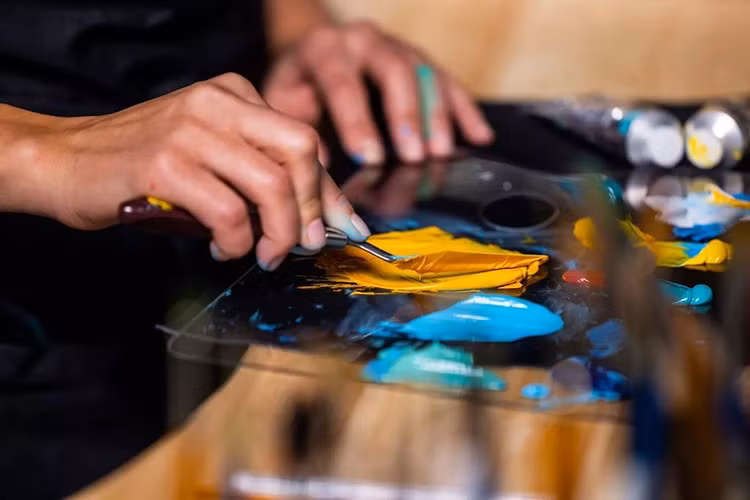 Theo đại diện Goodwood hé lộ rằng, đó là một gia đình" chia sẻ niềm đam mê với vũ trụ với cậu con trai bốn tuổi của họ", chiếc xe được đặt hàng thông qua cửa hàng của họ tại Dubai ở Các Tiểu vương quốc Ả Rập Thống nhất (UAE).