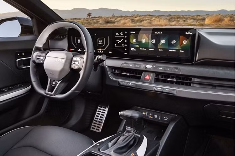 Với chiều dài 4.440 mm và chiều rộng 1.850 mm, Kia K4 mang đến dáng vẻ vững chãi và thể thao. Không gian nội thất của mẫu hatchback này được đánh giá vượt trội trong phân khúc khi cung cấp khoảng để chân hàng ghế sau lên tới 964 mm và khoảng không trần xe đạt 973 mm.