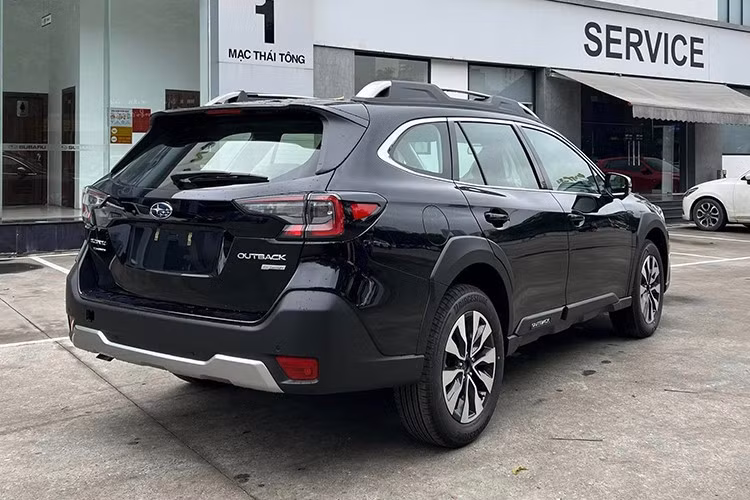 Hiệu suất của Outback không cao nhưng bù lại nhờ hệ dẫn động và hộp số tối ưu giúp xe có thể di chuyển trên nhiều cung đường xấu một cách tốt hơn so với các đối thủ khác.