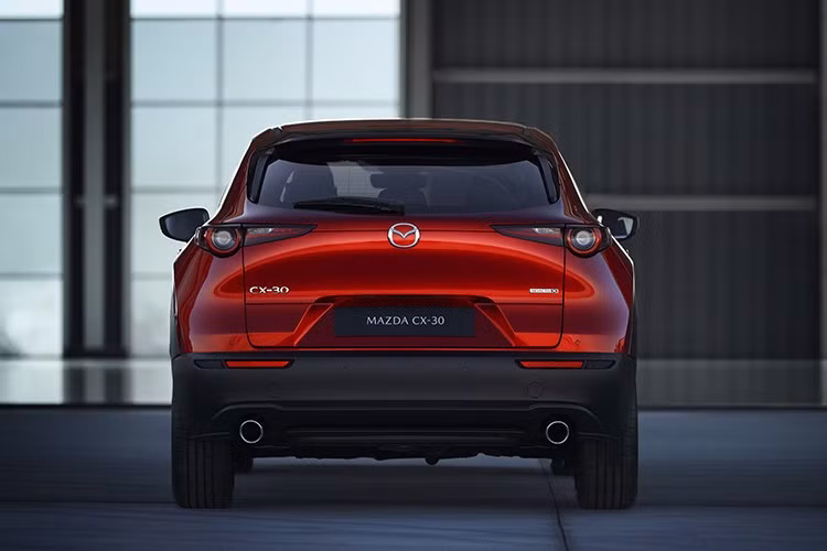 Mazda CX-30 2026 phiên bản 2.5 S Preferred (29.290 USD) được nâng cấp từ màn hình 8,8 inch lên 10,25 inch, đồng thời bổ sung sạc điện thoại không dây.
