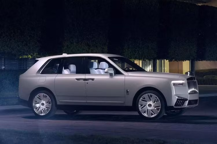 Một phiên bản đặt hàng đặc biệt được hãng xe siêu sang Anh quốc - Rolls-Royce gọi là độc nhất vô nhị vừa mới trình làng, chiếc xe này bổ sung hậu tố Cosmos cho Cullinan, nhưng lại trở thành chiếc Rolls-Royce đầu tiên sở hữu trần xe được sơn toàn bộ thay chỉ dùng LED nhỏ để tạo