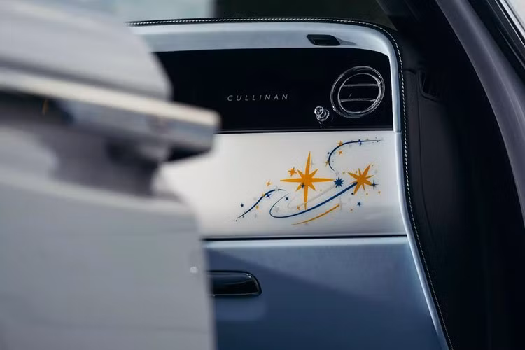 Chủ đề đặc biệt trên chiếc SUV siêu sang Rolls-Royce Cullinan này được kết hợp với nội thất bọc da màu xanh Charles và trắng Grace, cùng đường chỉ khâu và viền tương phản màu trắng Grace, cùng lớp veneer trắng Piano.