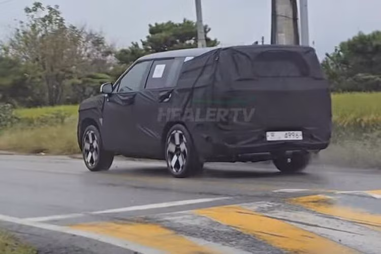 Ở phía sau, cụm đèn hậu dọc được nối liền bằng dải LED chạy ngang, biển số được dời xuống thấp hơn, trong khi cản sau và ốp gầm được làm mới, mang lại hình ảnh cao cấp, gần gũi hơn với Tucson và Palisade.